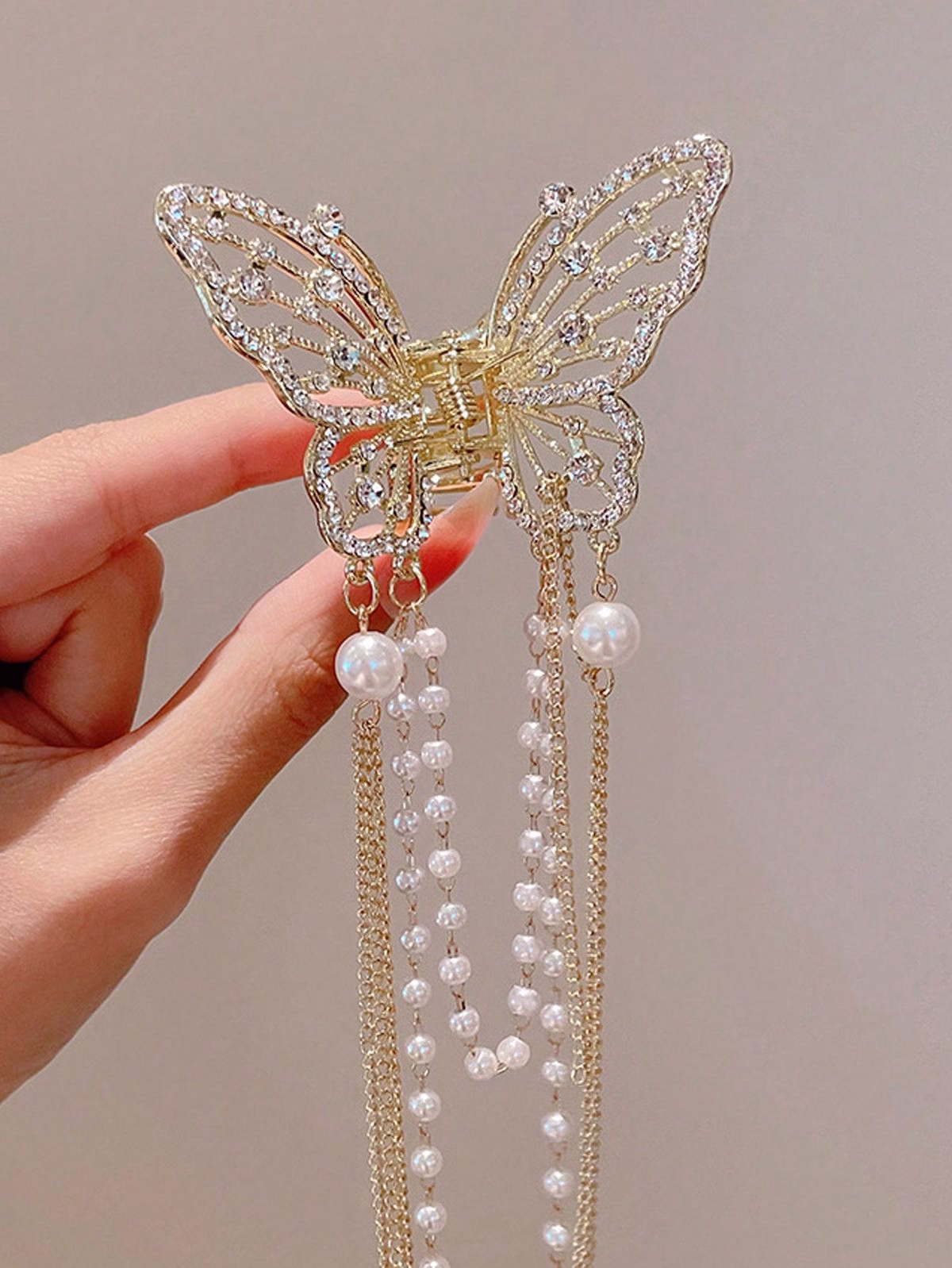 Modern Hair Clip – Trendy & Stylish for Women Modern stylish hair clip for women, perfect for daily wear