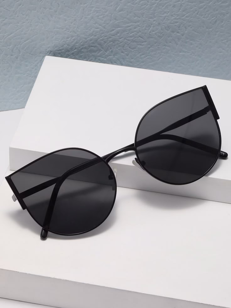 Cat-Eye Sunglasses for Women – Vintage Chic Fashion Shades Elegant cat-eye sunglasses for women with UV protection